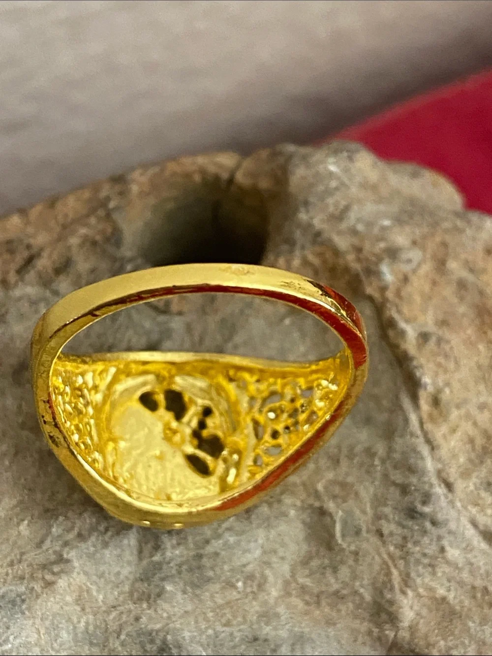 5/$10❤️❤️❤️NEW Gold-Tone Zinc Alloy Signet Ring with Black Enamel